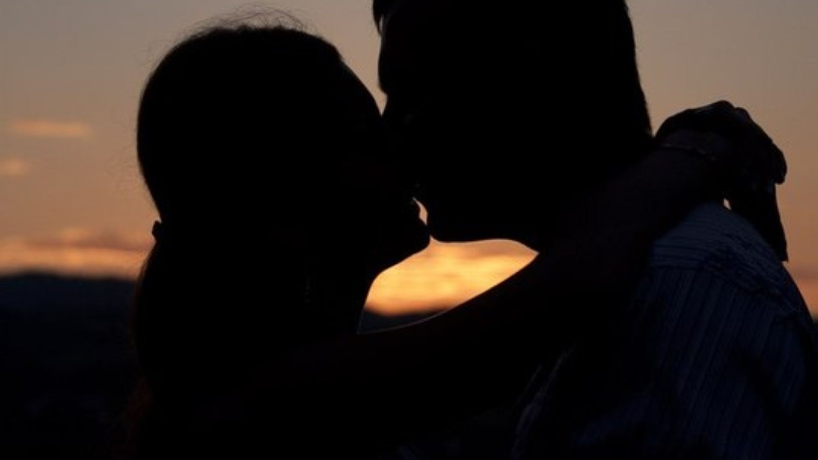 фото поцелуй с девушкой без лица
