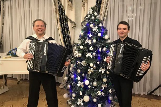 Дуэт ярких виртуозных баянистов на праздник.